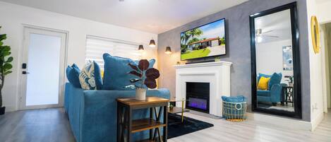 Smart TV, fireplace