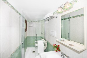 Dusche, Haartrockner, Handtücher