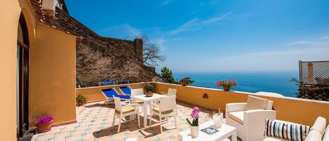 屋外ダイニングエリア