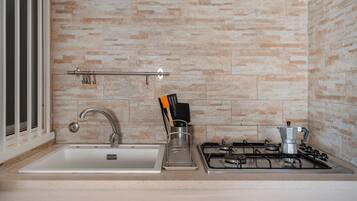 Fridge, coffee/tea maker