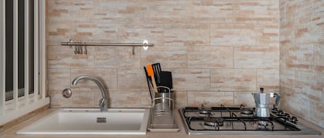 Jääkaappi, kahvin-/teenkeitin