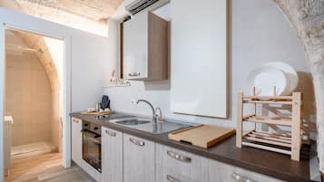 Kühlschrank, Wasserkocher mit Kaffee-/Teezubehör