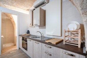 Kühlschrank, Wasserkocher mit Kaffee-/Teezubehör