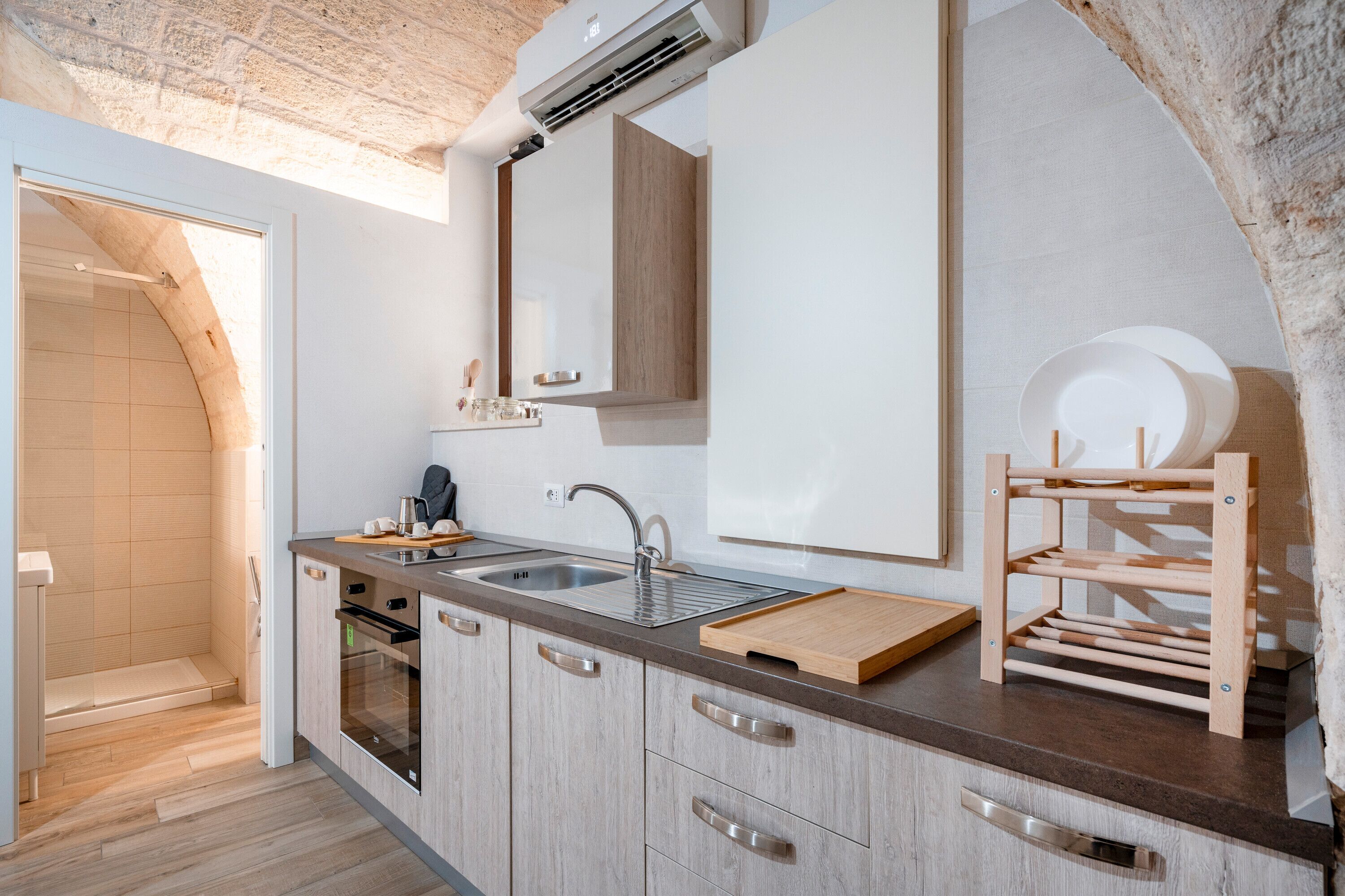 Kühlschrank, Wasserkocher mit Kaffee-/Teezubehör