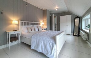 4 bedrooms, travel crib, free WiFi