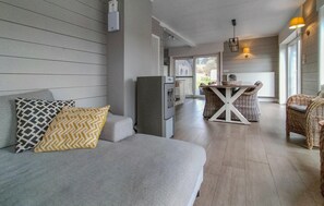 Smart TV, fireplace, DVD player, ping pong