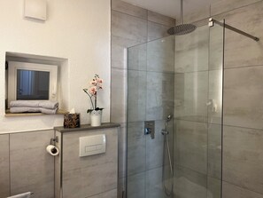 Douche, sèche-cheveux, serviettes fournies, savon