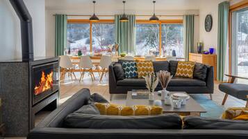 Televisión, chimenea, tenis de mesa y estéreo