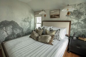 3 bedrooms, desk, WiFi, bed sheets