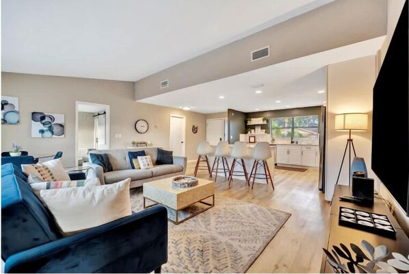 Exclusive Townhome | Living area - Christal Largo (Largo)