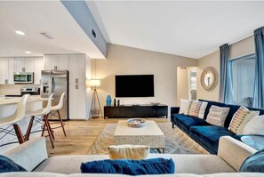 Exclusive Townhome | Living area - Christal Largo (Largo)