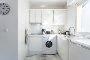 Fridge, stovetop, coffee/tea maker, electric kettle