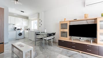 Kühlschrank, Herdplatte, Wasserkocher mit Kaffee-/Teezubehör