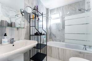 Dusch, hårtork och handdukar