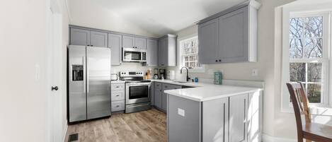 冷蔵庫、電子レンジ、オーブン、コンロ