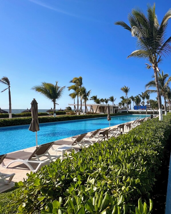 Pool - Península Spacious 3-bedroom apartment with WiFi, AC in charming Mazatlan (Mazatlán)