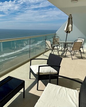 Outdoor dining - Península Spacious 3-bedroom apartment with WiFi, AC in charming Mazatlan (Mazatlán)