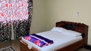 7 Schlafzimmer, Zimmersafe, Schreibtisch, Bügeleisen/Bügelbrett