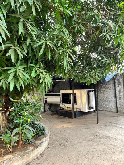 YOGI HOMESTAY!!  NEAREST TO AIRPORT!! Spacious 7-bedroom apartment with WIFI AC