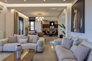 Smart TV, fireplace