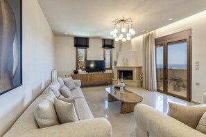 Smart TV, fireplace