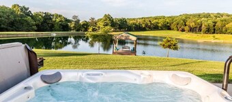 Shawnee Wine Trail Cabin on Lake, near Shawnee National Forest with Hot Tub.