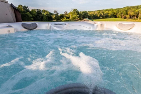 Banyera d'hidromassatge a l'aire lliure