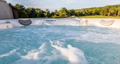 Shawnee Wine Trail Cabin on Lake, near Shawnee National Forest with Hot Tub.