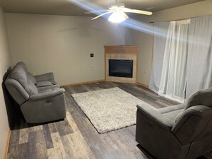 Living area - 30 day rental apartment in Lake Delton area with AC, WiFi (Wisconsin Dells)