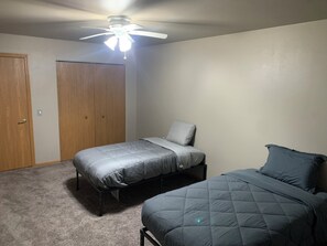 2 slaapkamers, een strijkplank/strijkijzer, wifi, beddengoed