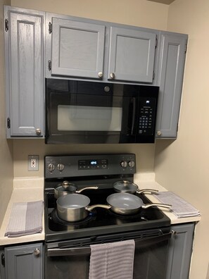 Private kitchen - 30 day rental apartment in Lake Delton area with AC, WiFi (Wisconsin Dells)
