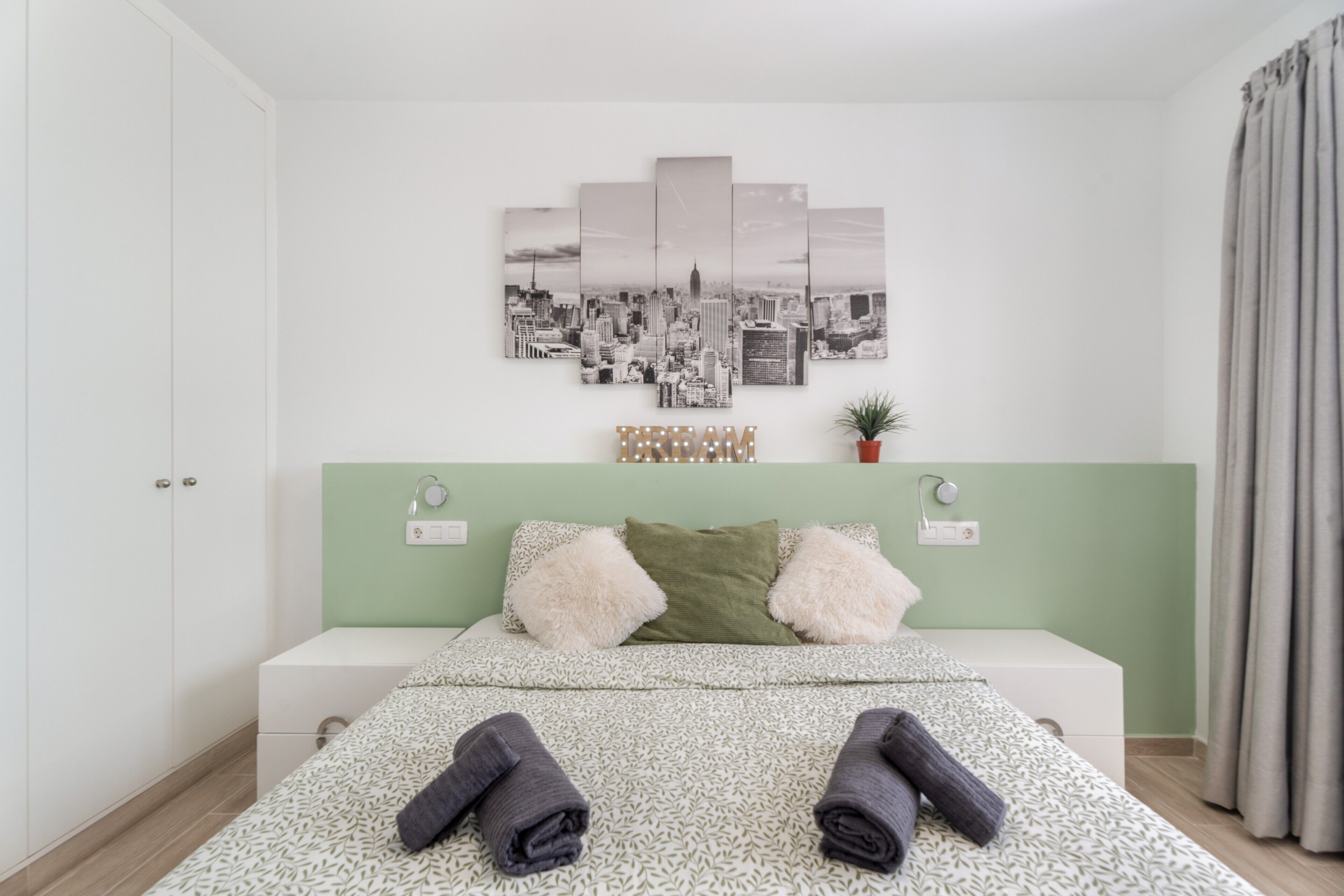 2 makuuhuonetta, silitysrauta/-lauta, ilmainen Wi-Fi, vuodevaatteet