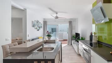 Jääkaappi, mikroaaltouuni, uuni, liesi