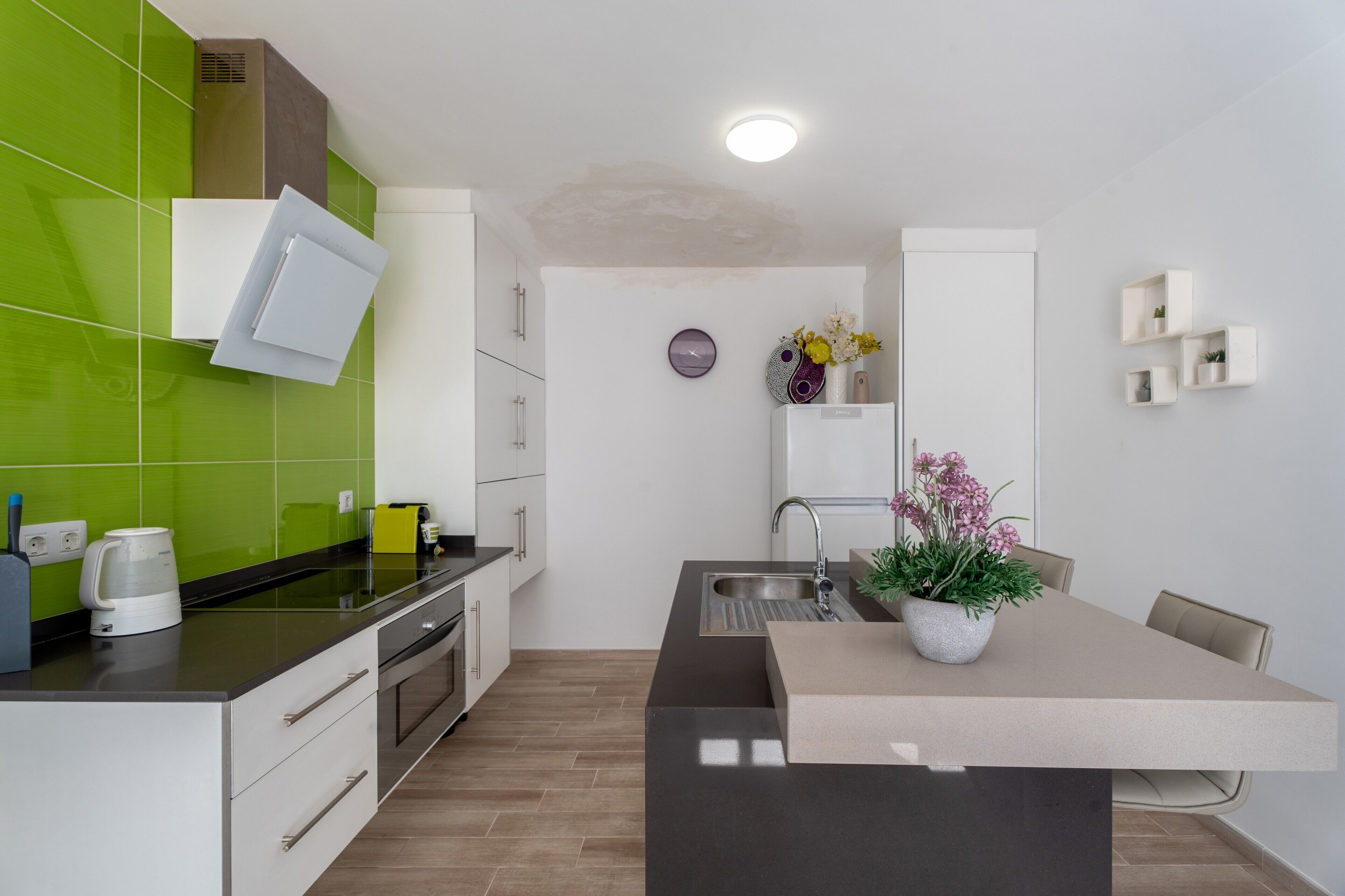 Jääkaappi, mikroaaltouuni, uuni, liesi