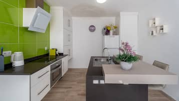 Jääkaappi, mikroaaltouuni, uuni, liesi