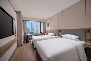 Edredons de pluma, escrivaninha, cortinas blackout