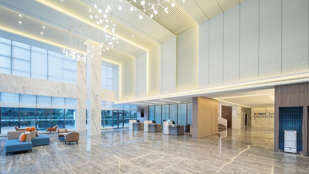 A spacious lobby with high ceilings, marble flooring, and modern seating areas. - Holiday Inn Express Chenzhou Suxian by IHG (Chenzhou)