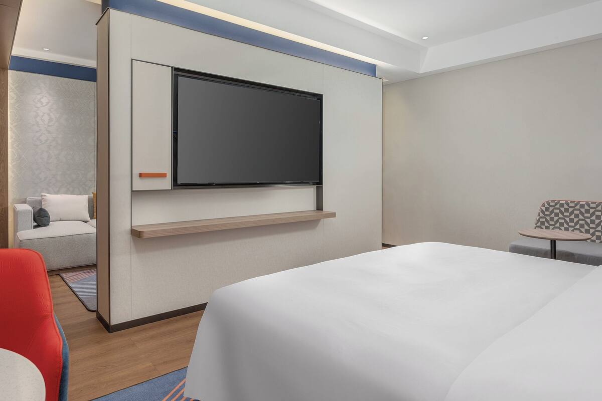 Suite, 1 Bedroom | Down comforters, desk, blackout drapes, soundproofing