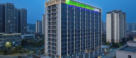 A multi-story hotel building with a prominent sign for Holiday Inn Express.