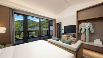 2 King 2 Twin 3 Bedroom Duplex Suite | 1 bedroom, down comforters, desk, laptop workspace