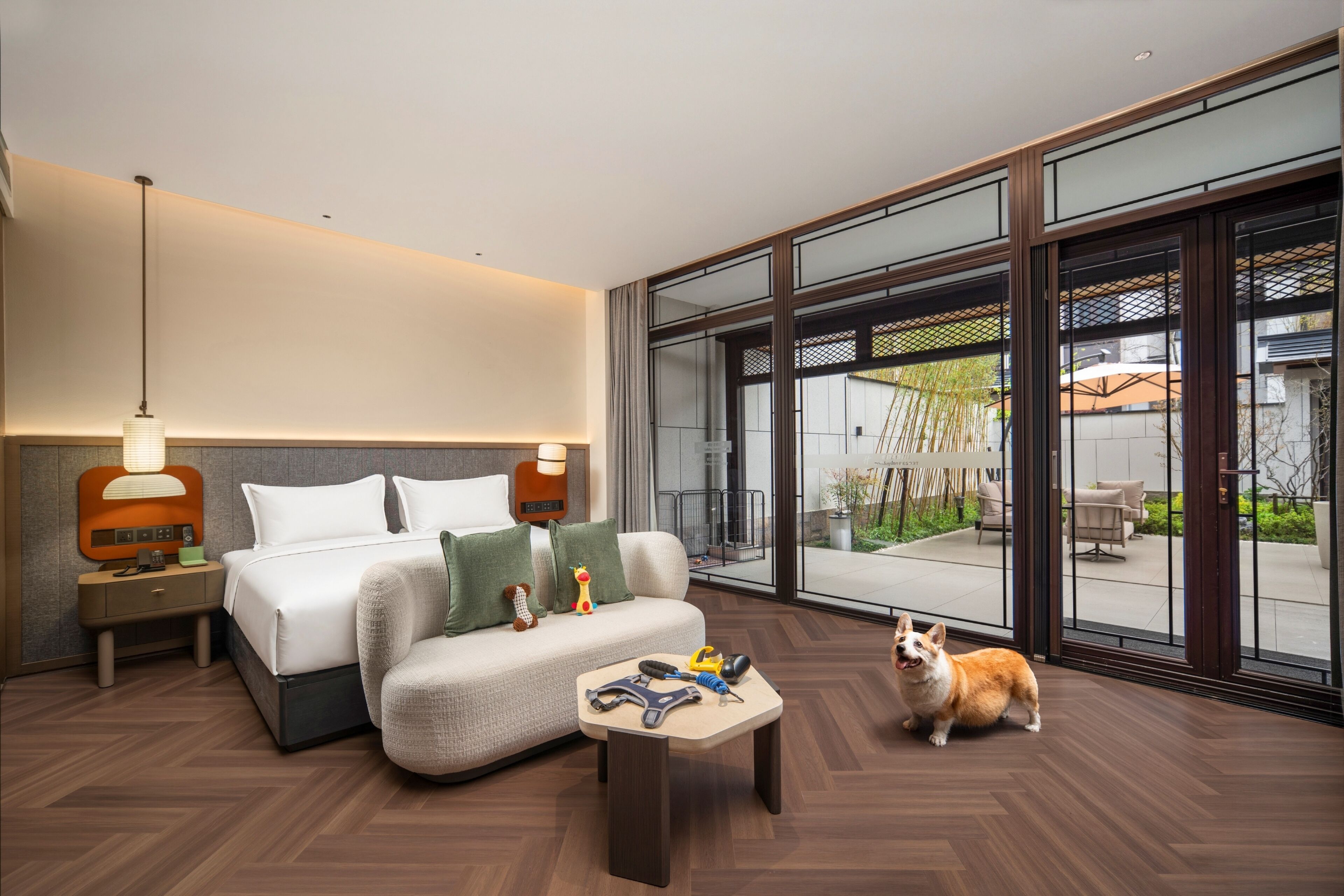Quarto premium, 1 cama King (Courtyard Access, Pet Friendly) | 1 quarto, edredons de pluma, escrivaninha