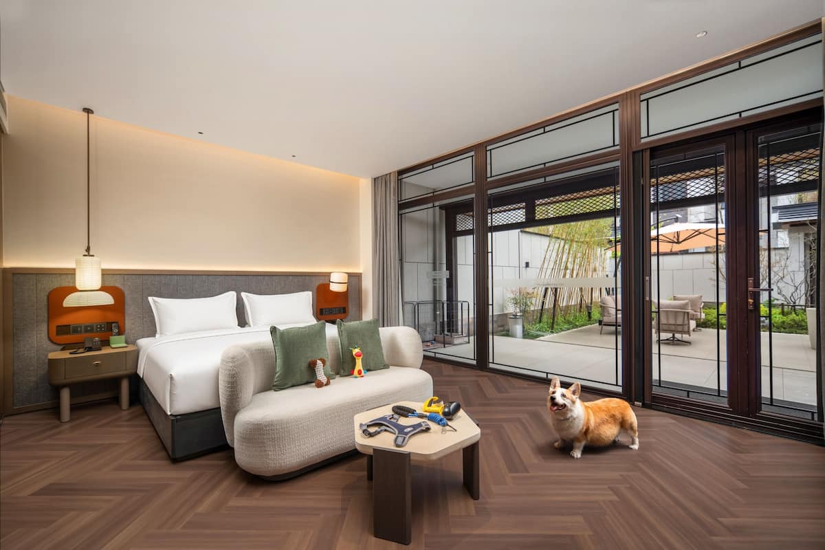 Quarto premium, 1 cama King (Courtyard Access, Pet Friendly) | 1 quarto, edredons de pluma, escrivaninha
