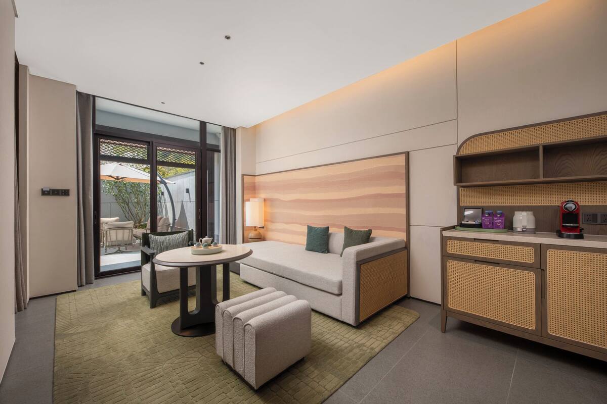 ห้องสแตนดาร์ด, เตียงคิงไซส์ 1 เตียง (Courtyard Access) | 1 ห้องนอน, ผ้านวมขนเป็ด, โต๊ะทำงาน, พื้นที่ทำงานแบบใช้แล็ปท็อป