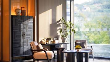 3 restaurants; breakfast, lunch, dinner, and brunch served