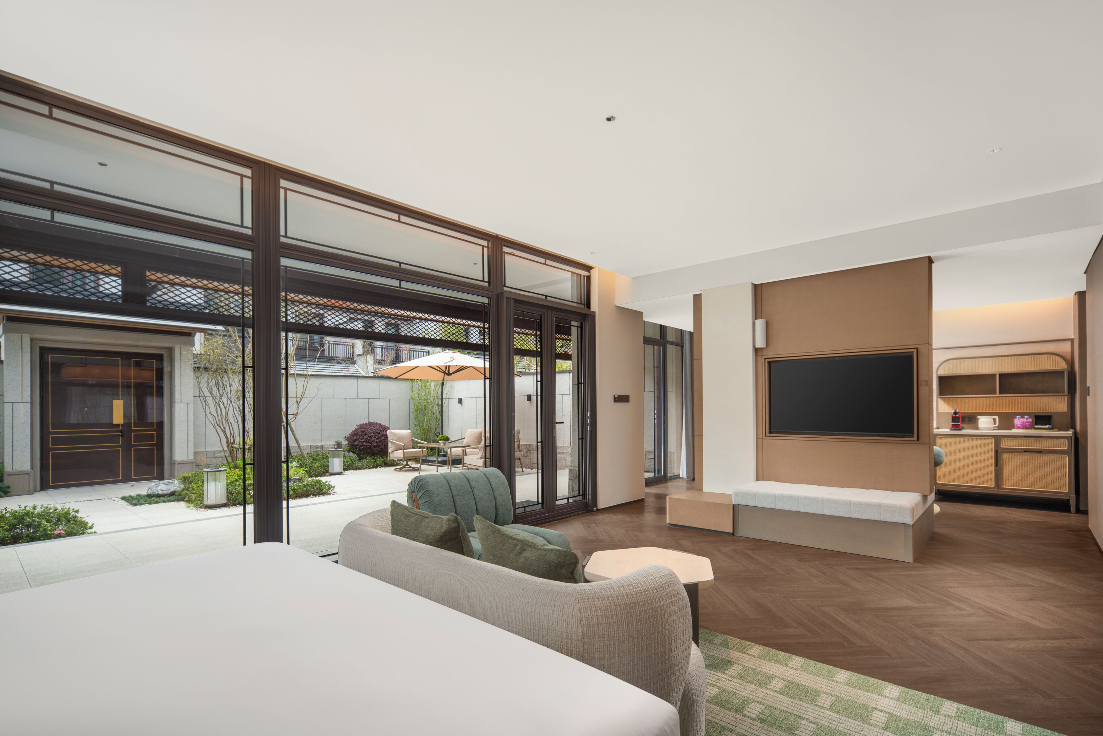 Quarto, 2 quartos (Courtyard Access) | 1 quarto, edredons de pluma, escrivaninha