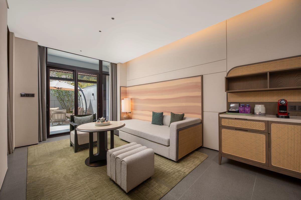Habitación estándar, 1 cama de matrimonio grande (Courtyard Access) | 1 dormitorio, edredones de plumas, escritorio