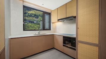 2 King 1 Twin 3 Bedroom Villa Courtyard Access | 1 bedroom, down comforters, desk, laptop workspace
