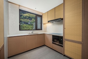 Una cocina moderna con ventana, horno empotrado y lavavajillas.
