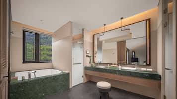 Zimmer, 1 Schlafzimmer (Suite) | Badezimmer | Badewanne und Dusche (separat), Hydromassagedusche, Haartrockner