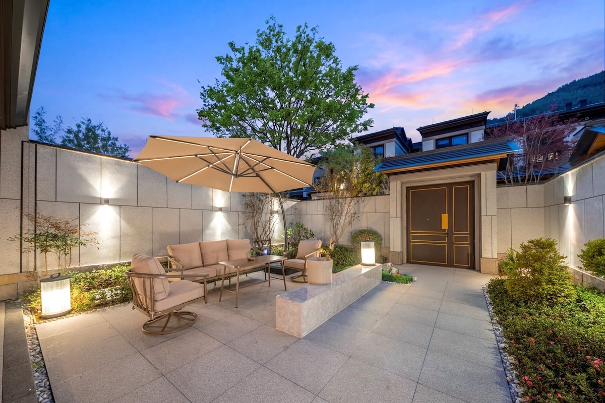 2 King 1 Twin 2 Bedroom Villa Courtyard Access | 1 bedroom, down comforters, free WiFi, bed sheets